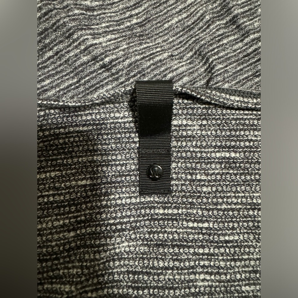Lululemon Infiniti snap scarf - one size